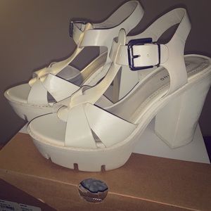 Call It Spring white Dolina platform sandals sz 10